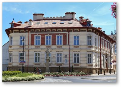 Kamienica przy ul Sokoła 6 w Rzeszowie z dwubarwną dekoracją fryzu koronnego wykonaną w technice sgraffita. Fot. ze zbior&oacute;w Biura Miejskiego Konserwatora Zabytk&oacute;w